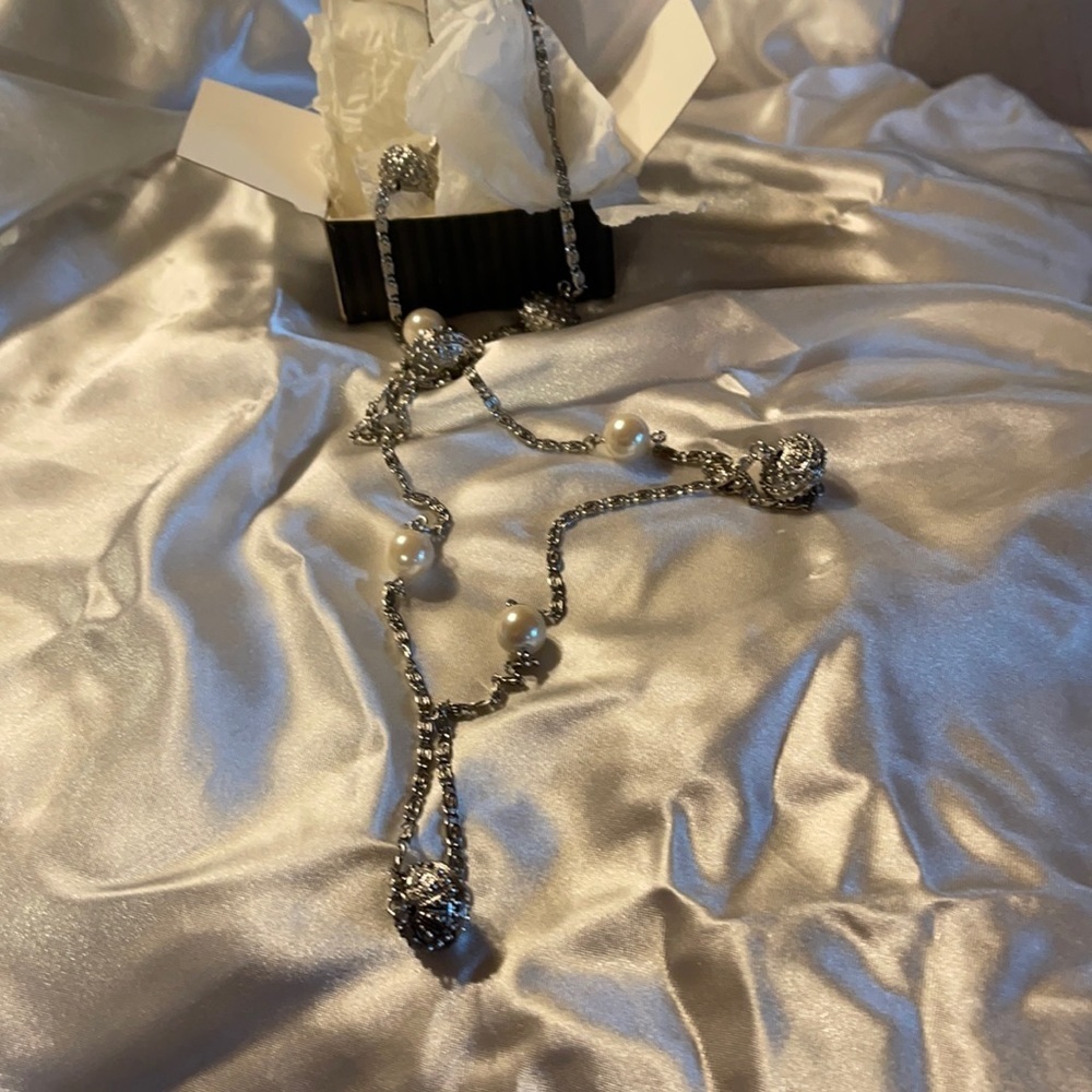 Avon (1994) Vintage 38” Pearlesque Accent Necklace SilverTone